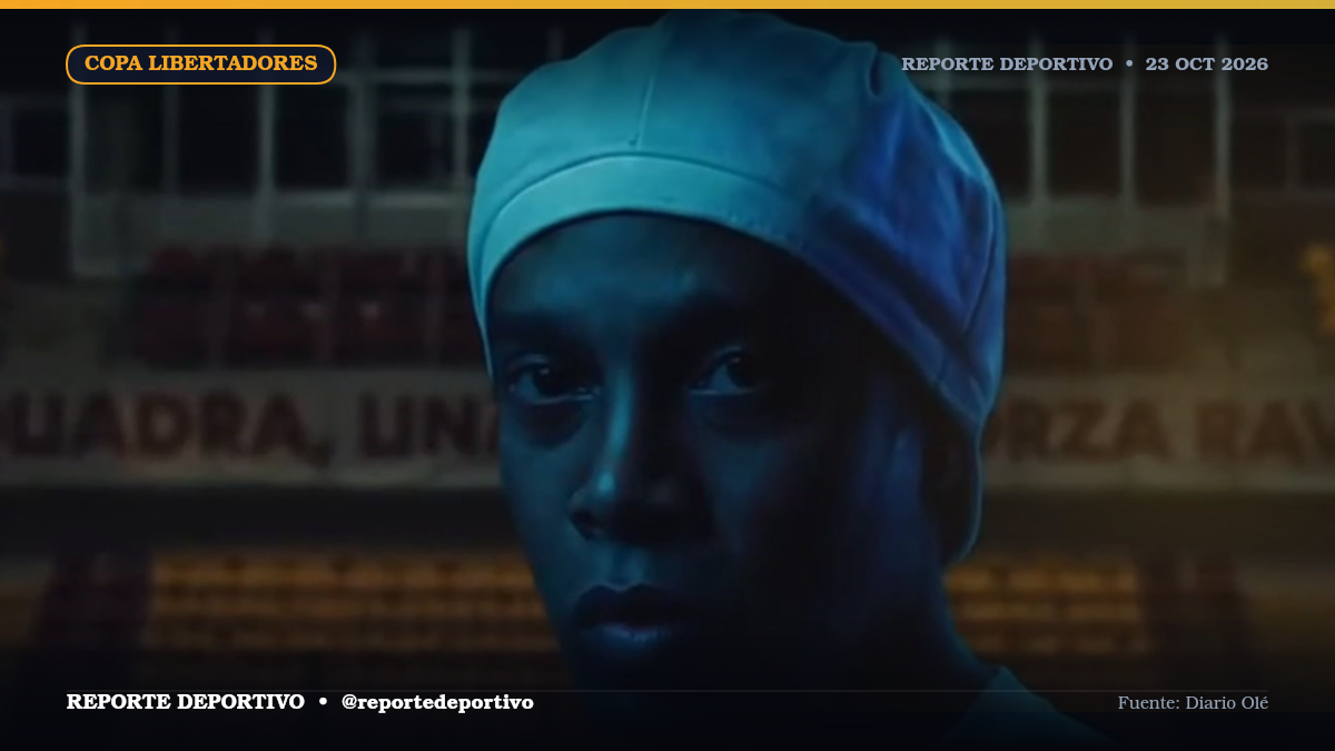 Ronaldinho sonriendo con la camiseta de fútbol en su regreso a los 46 años