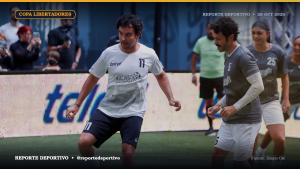 Checo Pérez jugando un partido benéfico de fútbol